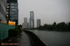 沿著河濱步道行走