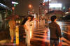 走在颱風雨中的街道